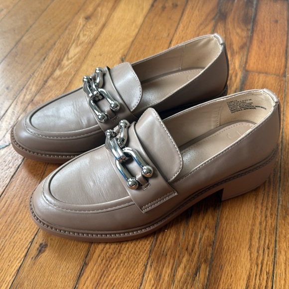 NWOT JF Taupe Loafers with Silver Chain Detail 7.5 - Picture 3 of 7